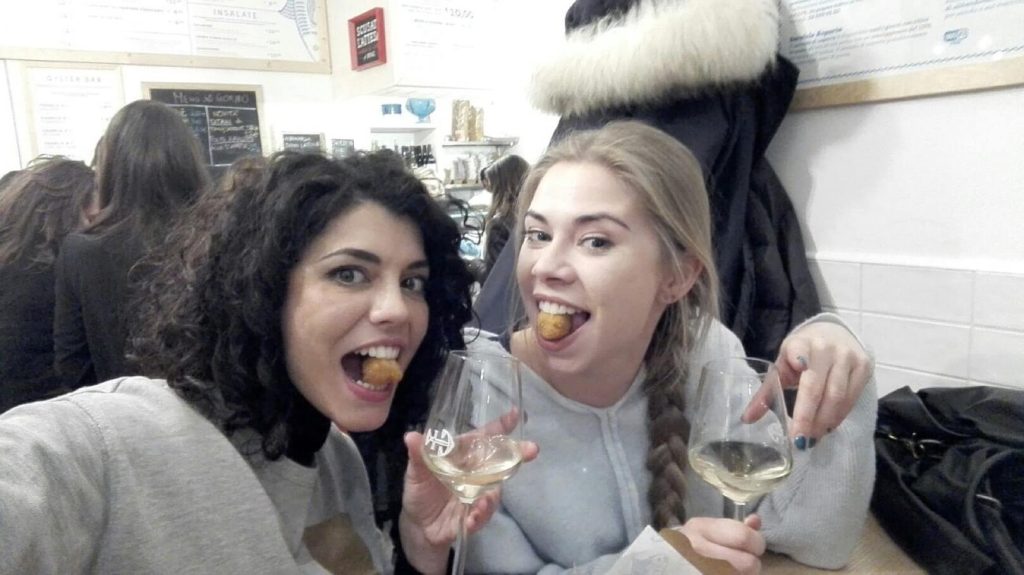 Początki na emigracji? Wyjdź do ludzi!